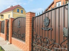 Кирпичный забор с ковкой  150 метров фото в Молодёжном