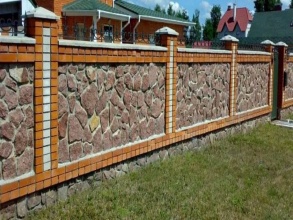 Кирпичный забор с камнем 12 метров фото в Молодёжном