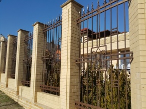 Кирпичный забор с ковкой  10 метров фото в Молодёжном